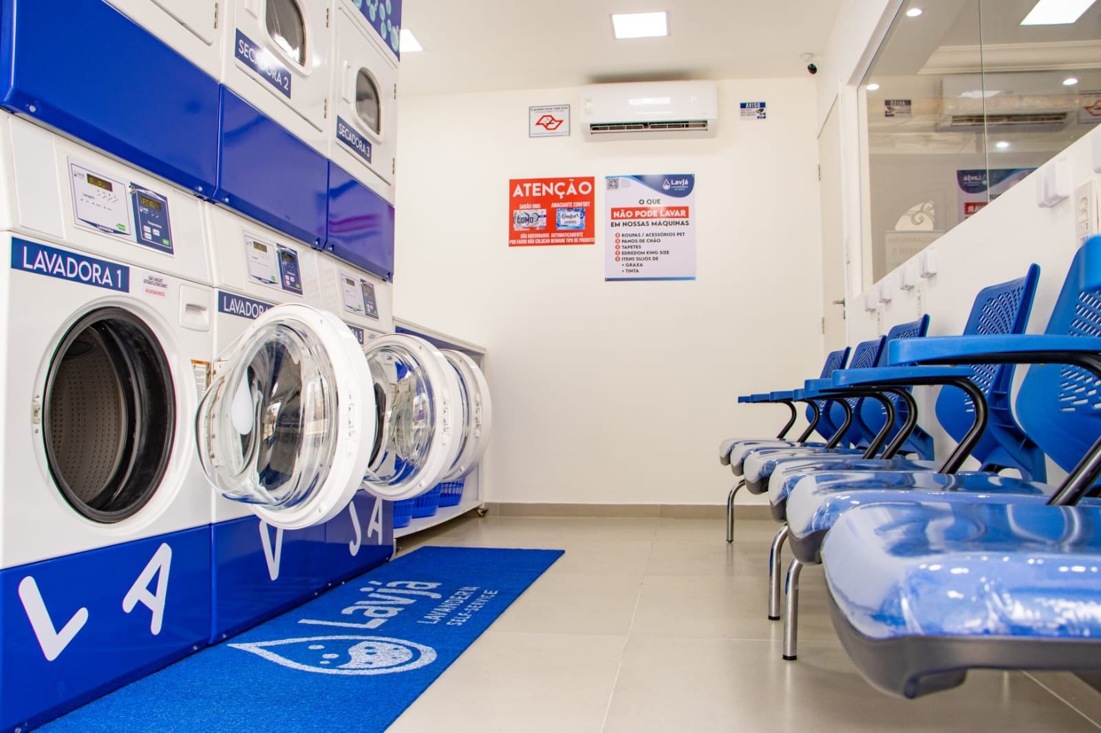 Interior da Lavjá Lavanderia Self-Service na Liberdade com máquinas de lavar modernas